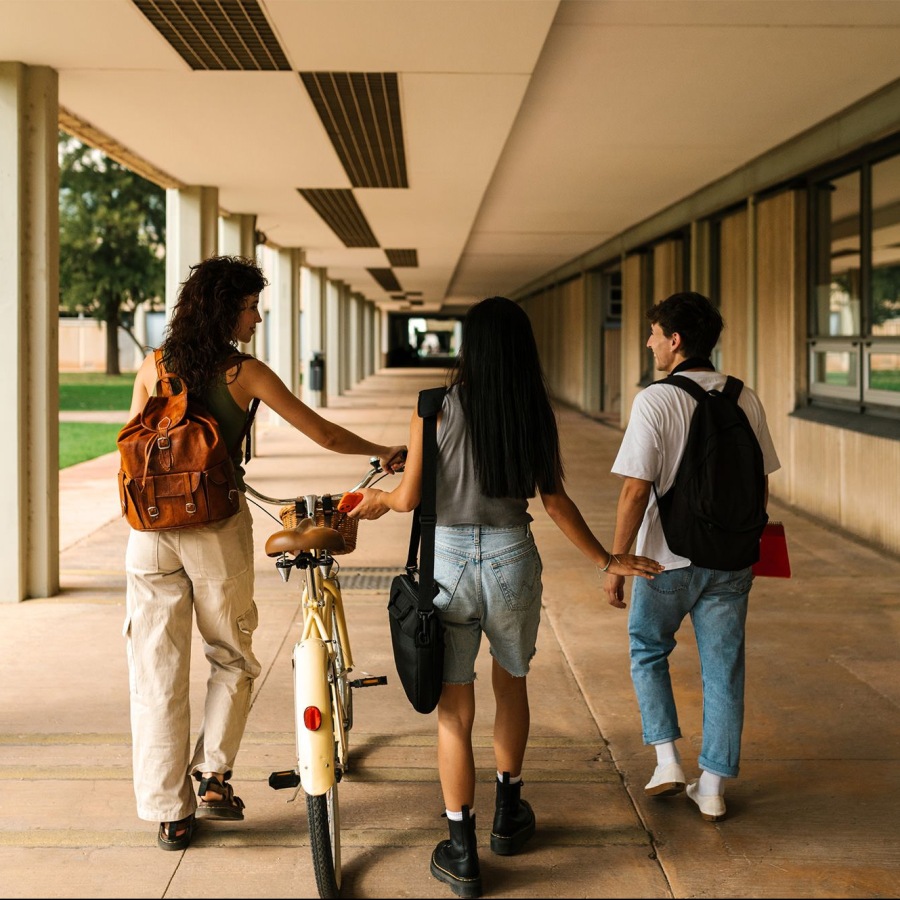 kids walking at school 
