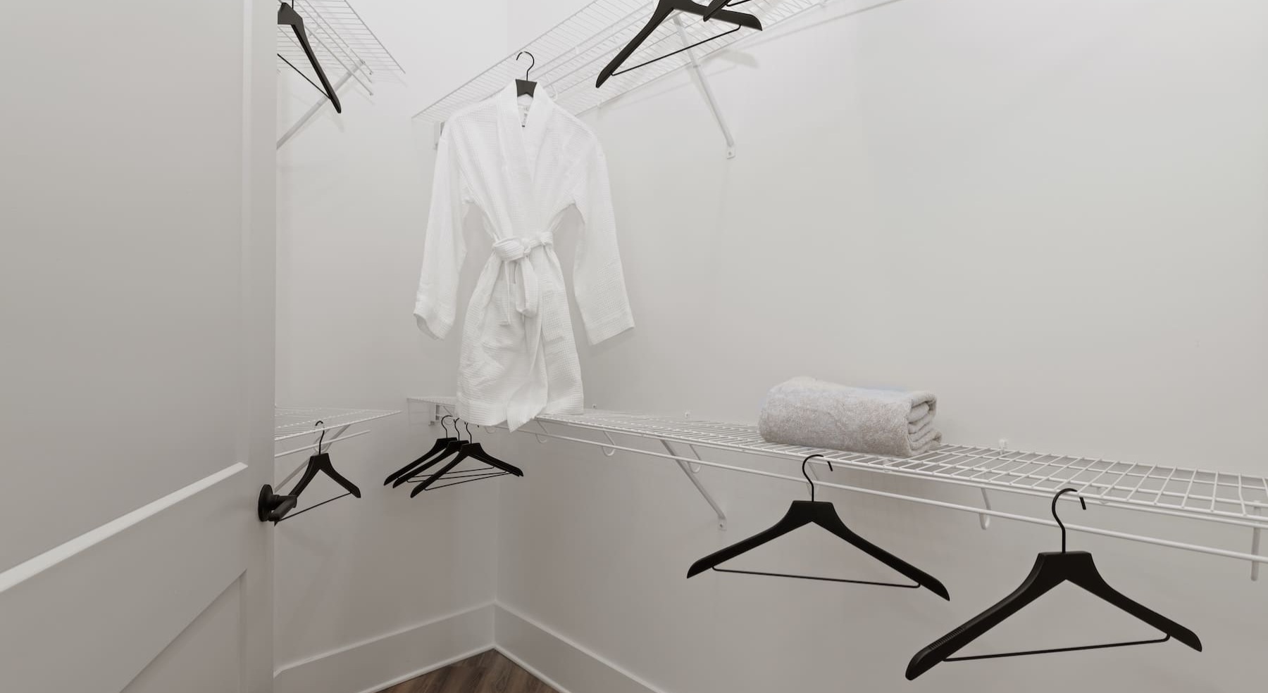 closet with shelving